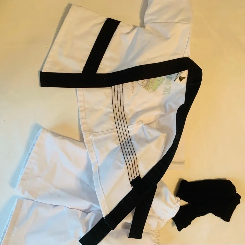 Little dragon ninja costume karate kid two-piece infant size 0 to 6 months